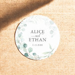 Sticker Rond Mariage rustique Eucalyptus<br><div class="desc">Cherchez l'essence de votre journée spéciale avec notre élégant Sticker de Mariage, conçu avec soin pour ajouter une touche de romantisme à votre célébration. Encerclant l'autocollant circulaire, une délicate couronne d'aquarelle d'eucalyptus symbolise l'amour et l'harmonie durables. En son coeur, vos noms sont inscrits gracieusement dans une police serif sophistiquée, entrelacée...</div>