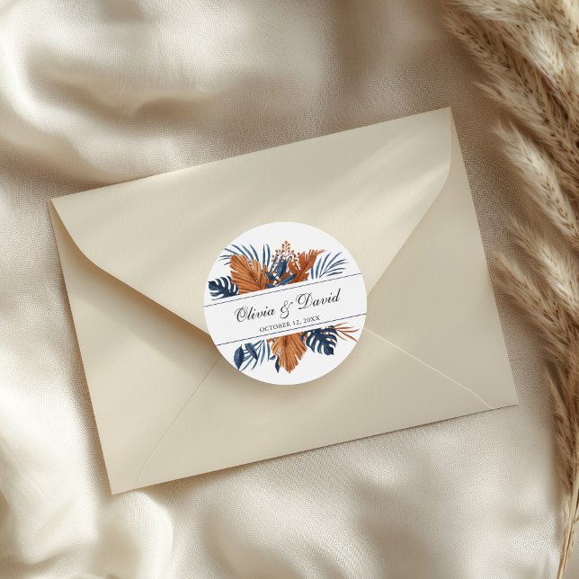Sticker Rond Mariage Rustique Monstera Bleu Minuit (Rustic Midnight Blue Monstera Wedding Classic Round Sticker on a wedding envelope.)