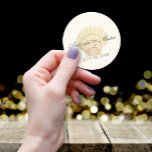 Sticker Rond Mariage simple coquille vintage<br><div class="desc">Un coquillage de coquillages solitaires repose sur le sable écru de votre plage préférée, en attendant d'être ramassé et admiré. Ce design de Cèdre et String rappelle les chaudes journées d'été, en longeant la plage à la recherche de coquillages. Ramenez ces souvenirs avec cette suite de mariage de coquillages vintages....</div>