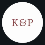Sticker Rond Mariage simple de monogramme en Bourgogne et blanc<br><div class="desc">Simples autocollants de mariage avec votre deux monogramme initial dans une police serif bordeaux sur un arrière - plan blanc. Les couleurs de l'arrière - plan et de la police peuvent être changées en n'importe quelle couleur que vous souhaitez. Un design simple et sobre qui se révèle tout de même...</div>