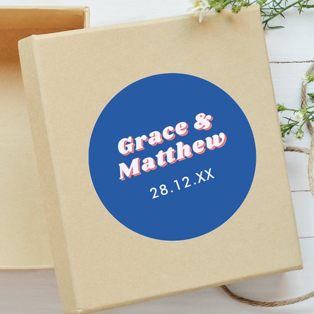 Sticker Rond Mariage sur mesure dans un style rétro des années  (70s retro wedding stickers add playful vintage charm to celebration favors and details.)