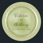 Sticker Rond Mariage Vert Elegant Or<br><div class="desc">Joli arrière - plan vert avec bouton vert & or superposition. Magnifiquement romantique pour tout mariage de saison.</div>