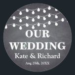 Sticker Rond Mariage vintage noir Chalkboard<br><div class="desc">C'est le style vintage Black Chalkboard String Mariage sticker. Ce stickers de faveur de mariage est un "String Lights On Chalkboard" avec un monogramme des noms de mariée et de mariée et date de mariage et avec une apparence de craie blanche douce sur un arrière - plan de tableau noir...</div>