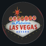 Sticker Rond Marié à Las Vegas fabuleux<br><div class="desc">Annoncez votre Las Vegas épousant avec ces uniques mariés dans les autocollants fabuleux de Las Vegas par urbanphotos.net,  comportant une photo réelle de l'accueil célèbre au signe fabuleux de Las Vegas.</div>