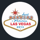 Sticker Rond Marié Dans Fabulous Las Vegas 2013 (Signe)<br><div class="desc">Just Married In Fabulous Las Vegas 2013 (signe Vegas)... Ce drôle de chemise mariage présente le célèbre signe Las Vegas. Grande idée cadeau Mariage pour une mariée et mariée se marier à Las Vegas. Super chemise lune de miel ! Parfait pour se porter en flânant sur la bande de Las...</div>