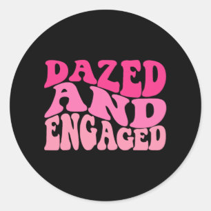 Sticker Rond Mariée à moitié dans les vapes et fiancée Pour êtr