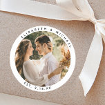 Sticker Rond Mariée élégante et couple de chambre photo mariage<br><div class="desc">Élégante mariée et mariée Couple photo mariage Favor Classic Round Sticker</div>