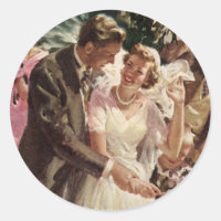 Mariés de mariage vintage coupant le gâteau