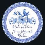 Sticker Rond Marine Bleu Blanc Asiatique Chinoiserie Cadeaux de<br><div class="desc">BÂTIMENTS POUR DÉCORER VOS CADEAUX ALIMENTAIRES | Un motif traditionnel chinois à la bordure de pétoncle entoure l'oeuvre décorative florale de la Chinoiserie chintz d'un oiseau stylisé sur une branche sur des fleurs bleues et blanches. Toutes ont été inspirées par la poterie asiatique antique, les textiles et les tuiles murales...</div>