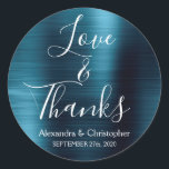 Sticker Rond Marine Blue Chic Metallic Love & Merci<br><div class="desc">Script de typographie bleu et blanc Marine Faux Faux Métal Metal Élégant Amour et Merci - Sticker Merci Favor qui peut être utilisé comme Sceau d'enveloppe. Cet autocollant peut être customisé pour inclure votre nom et votre date de mariage. Cet autocollant fait partie d'une collection de mariages correspondants et d'autres...</div>