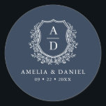 Sticker Rond Marine Blue Crest Moderne Monogramme Mariage<br><div class="desc">Ajoutez une touche de sophistication à votre mariage avec l'Autocollant rond moderne Monogramme Mariage moderne Marine Crest. Doté d'un arrière - plan bleu marine profond, d'une conception raffinée de crête et d'un monogramme personnalisé, cet autocollant est parfait pour améliorer vos invitations de mariage, vos faveurs ou votre papeterie. Son style...</div>