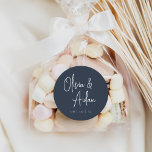 Sticker Rond Marine | Mariage de script manuscrit moderne<br><div class="desc">Conçu pour correspondre à nos invitations de mariage de Script manuscrit moderne. Une belle conception typographique à l'atmosphère minimaliste,  avec des scripts manuscrits modernes et des lettres serif classiques sur un arrière - plan bleu marine.</div>