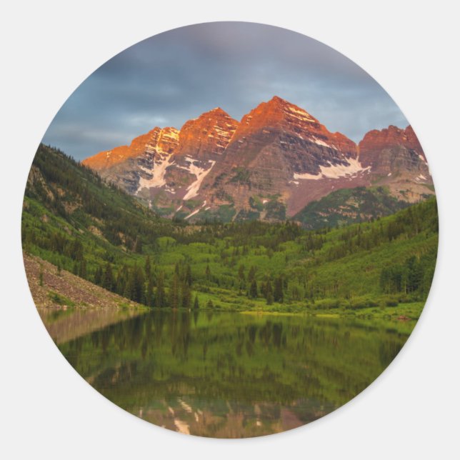 Sticker Rond Maroon Bells se reflètent dans le lac Maroon calme (Devant)