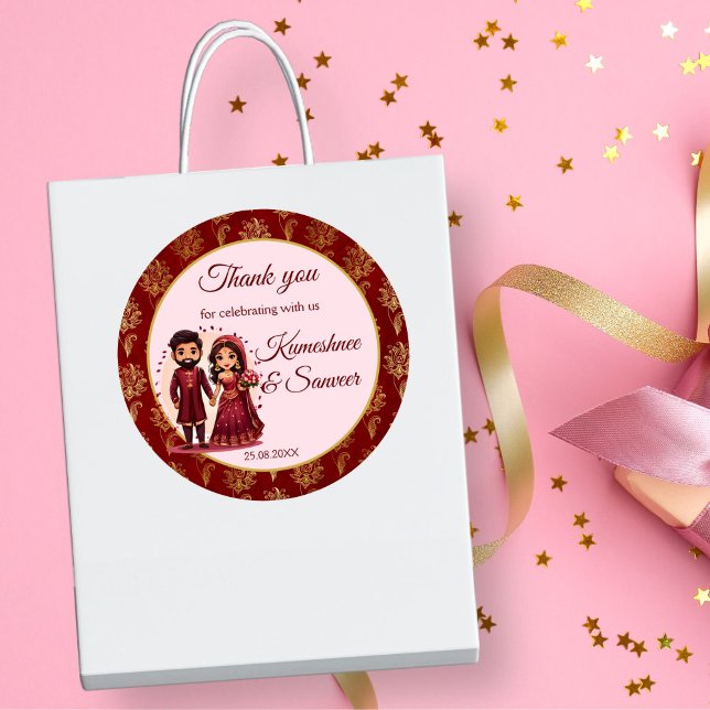 Sticker Rond Maroon et or mignon couple de mariée indienne préf (Maroon and gold cute Indian bridal couple cartoon thank you favor Sticker Hindu wedding favors)