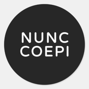 Sticker Rond Marque de mots Nunc Coepi
