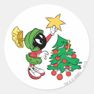 Sticker Rond MARVIN LE MARTIEN™ mettant une étoile sur l'arbre