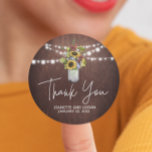 Sticker Rond Mason Jar Bourgogne Mariage de tournesol Merci<br><div class="desc">Ce design mariage de bocal en mason rose bordeaux et roux peut être personnalisé avec vos informations. Il peut être customisé en choisissant le clic pour customiser une autre option. Vous pouvez modifier la couleur et le style du texte, certains arrière - plans et supprimer certaines images. Veuillez consulter mes...</div>