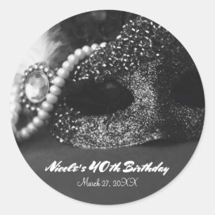 Sticker Rond Masque de bal masqué noir et blanc et collier de p