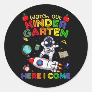 Sticker Rond Maternelle Attention Me Voici Drôles Enfants Dos