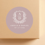 Sticker Rond Mauve Crest Mariage de monogramme moderne<br><div class="desc">Ajoutez une touche de finition raffinée à vos détails mariages avec notre Sticker rond Monogram Mariage moderne Monogram. Doté d'une conception minimaliste de crêtes dans les tons mauves doux et d'un monogramme moderne élégant, cet autocollant polyvalent est parfait pour sceller les invitations, les sacs de faveur ou les cartes de...</div>