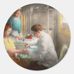 Sticker Rond Médecin - Application des premiers soins - 1917