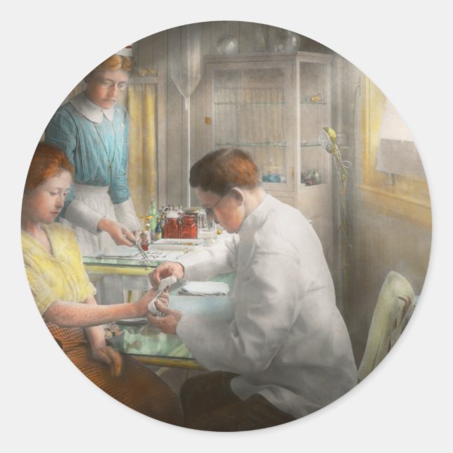 Sticker Rond Médecin - Application des premiers soins - 1917 (Devant)