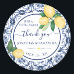 Sticker Rond Mediterranean Lemons Bridal Shower Thank You<br><div class="desc">Ajouter un libellé à la conception. Pour des modifications supplémentaires (couleur de police, style de police, supprimer ou déplacer des éléments, changer d'autre libellé), cliquez sur personnaliser, faites défiler vers le bas et cliquez sur le lien "cliquer pour customiser plus loin". ** Veuillez consulter la collection complète pour l'invitation correspondante,...</div>