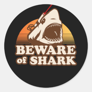 Sticker Rond Méfiez-vous des requins avec des poutres laser fri