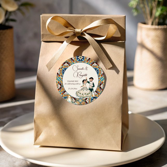 Sticker Rond Mehndi et sangeet mariage indien (Mehndi and sangeet Indian wedding thank you favor Stickers template cute bridal couple cartoon)