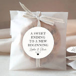 Sticker Rond MEILLEURE FIN DE NOUVEAU DÉBUT Coeur Mariage Faveu<br><div class="desc">Un Sticker Mariage classique en Merci noir avec "Une fin douce à un nouveau départ" dans une police classique moderne et élégante. Vous pouvez facilement le personnaliser avec vos noms et date mariage.</div>