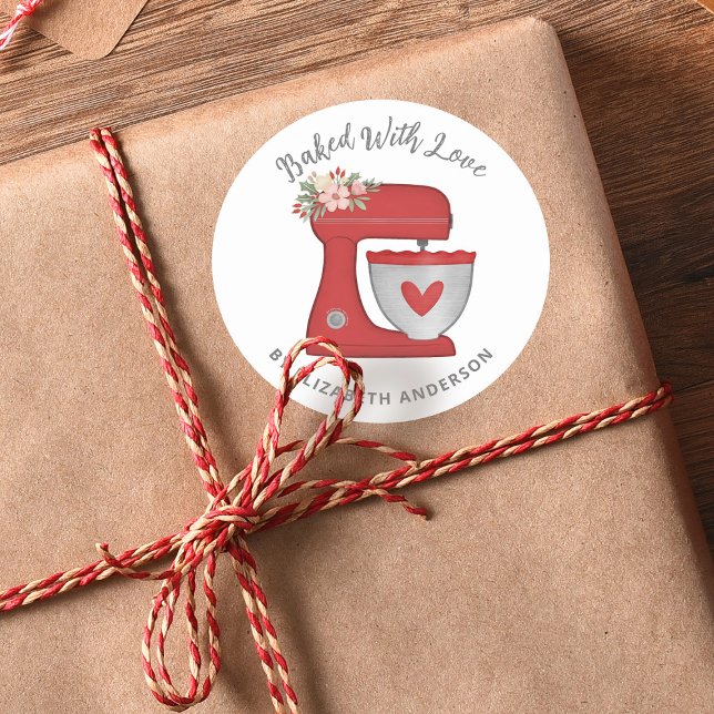Sticker Rond Mélange De Gâteaux De Noël Cuit Au Cuir Avec Amour (A cute red Christmas baked with love sticker featuring a red mixer. Great for your holiday gifting. )