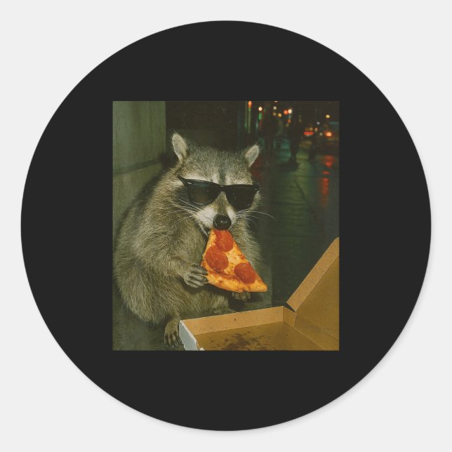 Sticker Rond Mème d'animal de raton laveur drôle mangeant Zza (Devant)