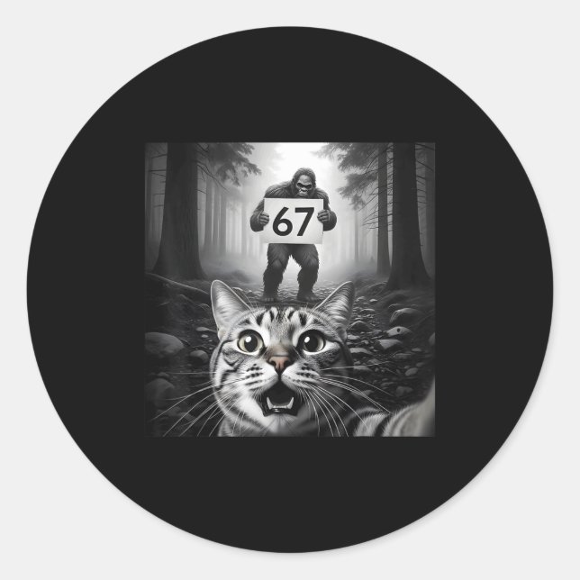Sticker Rond Même de chat drôle avec Bigfoot 67 Six Sept Moi (Devant)