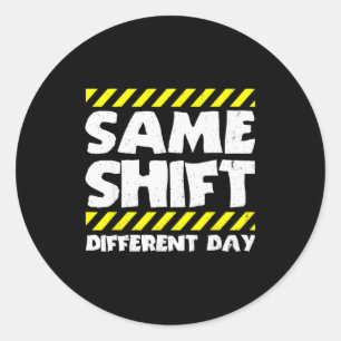 Sticker Rond Mème de travail drôle - Même équipe, jour différen