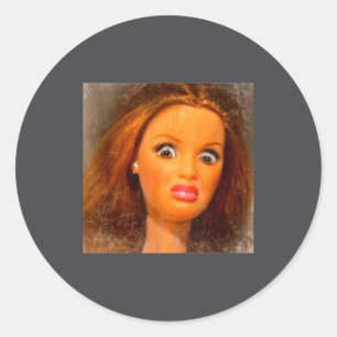 Sticker Rond Mème de visage de poupée dégoûtant drôle 