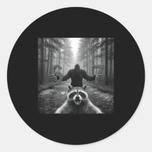 Sticker Rond Mème drôle de raton laveur selfie avec Bigfoot 67