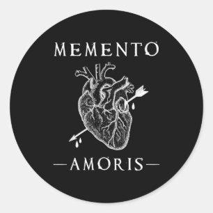 Sticker Rond Memento Amoris. Cœur saignant et gothique fléché 