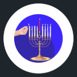 Sticker Rond Menorah en bleu<br><div class="desc">La menorah dorée est allumée pour Hanoukka avec une étoile de David et un arrière - plan d'or.</div>