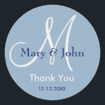 Sticker Rond Merci bleu moderne Monogramme mariage Faveur<br><div class="desc">Monogramme Stickers Initial avec nom de mariée et de mariée, date du mariage et un message de remerciement à l'express de votre gratitude le jour de votre mariage ou toute occasion spéciale. Plus de couleurs sont disponibles pour votre choix. Vous pouvez également customiser la couleur et la police à l'aide...</div>