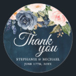 Sticker Rond Merci botanique bleu bleu rose bleu marine<br><div class="desc">Beau mariage botanique floral merci autocollant caractéristiques aquarelle peinte à la main graphismes floraux / roses dans les tons riches de bleu marine et rose rousse / pêche et charmante lettrage à la main police. Veuillez me contacter pour toute aide sur la personnalisation ou si vous avez besoin d'un autre...</div>