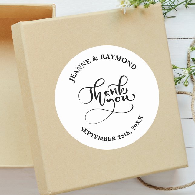 Sticker Rond Merci Chic Calligraphie Cadeau de Mariage Blanc (Chic white calligraphy thank you sticker adds timeless elegance to wedding favors with your names)
