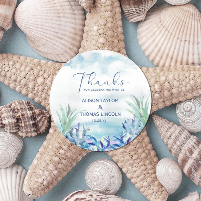 Sticker Rond Merci D'Avoir Célébré Avec Nous ! Mariage d'été (design for summer weddings, engagement parties, features seashells of blue watercolor and rainbow.)