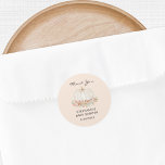 Sticker Rond Merci de Baby shower de crème Citrouille automne<br><div class="desc">Cet autocollant baby shower d'automne vous remercie dispose d'une citrouille aquarelle et de la végétation rustique sur un arrière - plan crème douce. Parfait pour un garçon,  une fille ou un baby shower d'automne sans distinction de sexe. Facile à personnaliser. Aquarelle originale © Michele Davies.</div>