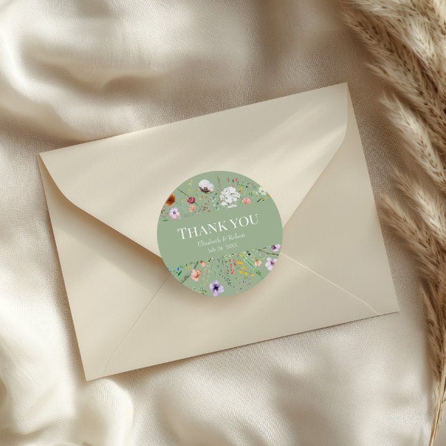 Sticker Rond Merci de Fleur sauvage vert Boho Sage (Boho Sage Green Wildflower Thank You Classic Round Sticker on an elegant envelope.)