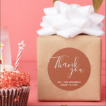Sticker Rond Merci de Mariage Boho en terre rouille<br><div class="desc">Mariage préférez les autocollants en terre cuite ou couleur rouille avec le texte blanc. Dites merci à vos invités mariages avec ces autocollants de mariage personnalisés dans une police de texte magnifique qui disait : Merci. Personnalisez avec vos noms et votre date de mariage.</div>