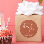 Sticker Rond Merci de Mariage Boho en terre rouille<br><div class="desc">Mariage préférez les autocollants en terre cuite ou couleur rouille avec le texte blanc. Dites merci à vos invités mariages avec ces autocollants de mariage personnalisés dans une police de texte magnifique qui disait : Merci. Personnalisez avec vos noms et votre date de mariage.</div>