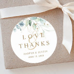 Sticker Rond Merci de Mariage botanique vert et or<br><div class="desc">Ce mariage vous remercie autocollant caractéristiques peintes aquarelle eucalyptus,  vert botanique et feuilles de parties scintillant or avec script or.</div>