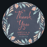 Sticker Rond Merci de Mariage floral Bluish Chalkboard<br><div class="desc">Cet autocollant rond de Merci présente une belle florale contre un arrière - plan de tableau rouge avec le mot "Merci" dans la police de script moderne. Utilisez-le pour sceller vos cadeaux de mariage ou pour la décoration. Consultez le Faire-part de mariage et les autres éléments mariages correspondants de ma...</div>