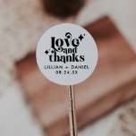 Sticker Rond Merci de Mariage moderne et rétro<br><div class="desc">Merci à vos invités dans le style avec ces stickers de mariage moderne "Amour et Merci" Retro. Avec un design simple en noir et blanc, ces autocollants peuvent être facilement édités pour s'adapter à n'importe quelle palette de couleurs. Parfaits pour sceller des sacs de faveur de mariage ou pour coller...</div>