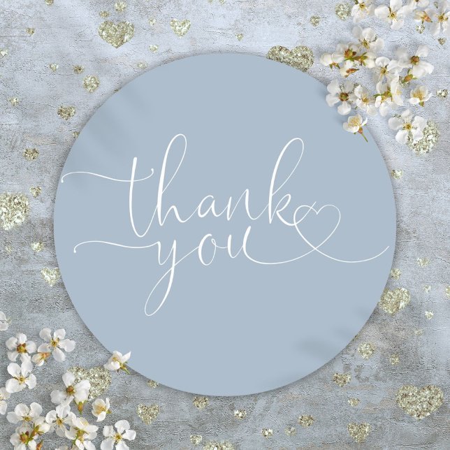 Sticker Rond Merci de script de fond bleu foncé (Dusty Blue Heart Script Thank You Classic Round Sticker)